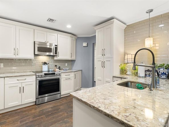 204 Mountain Ridge Drive 204, Mount Sinai NY 11766
