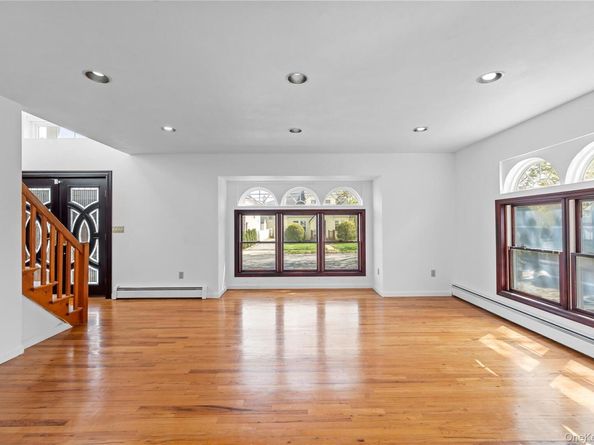 31 Woodward Street, Roslyn Heights NY 11577