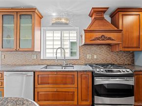 31 Woodward Street, Roslyn Heights NY 11577
