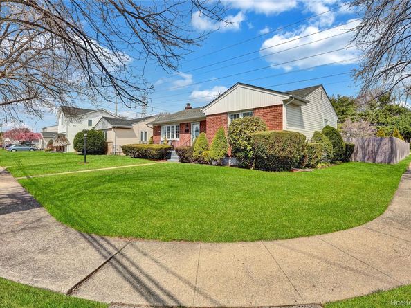 70 Martin Road N, Bethpage NY 11714