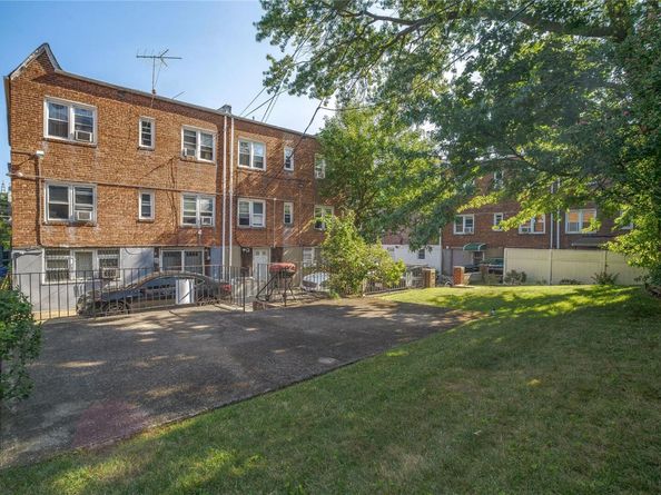19515 Woodhull Avenue, Hollis NY 11423