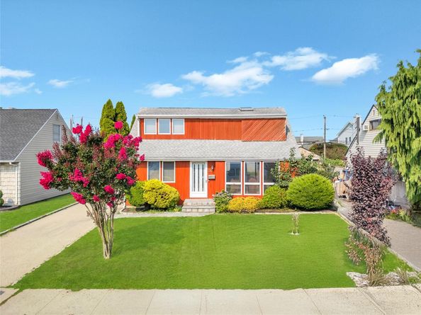 54 Briggs Street, Hicksville NY 11801