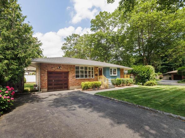 13 Pebble Lane, Huntington Station NY 11746