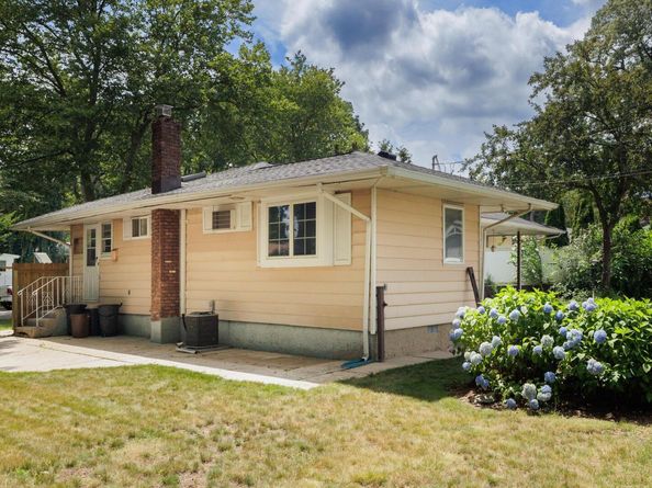 13 Pebble Lane, Huntington Station NY 11746