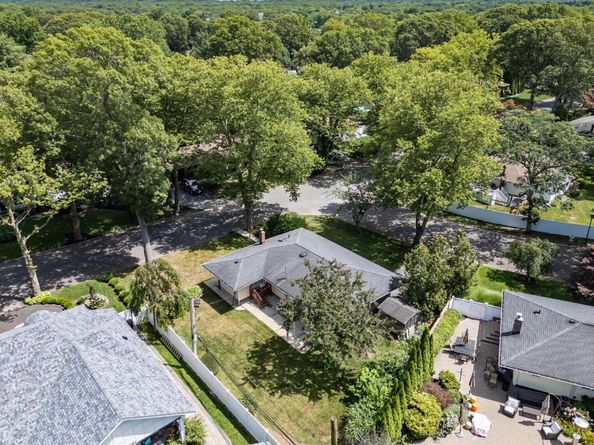 13 Pebble Lane, Huntington Station NY 11746