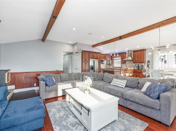 909 Pacific Street, Lindenhurst NY 11757