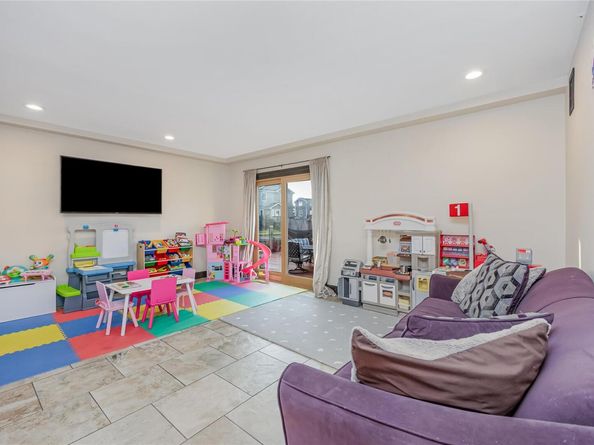 909 Pacific Street, Lindenhurst NY 11757