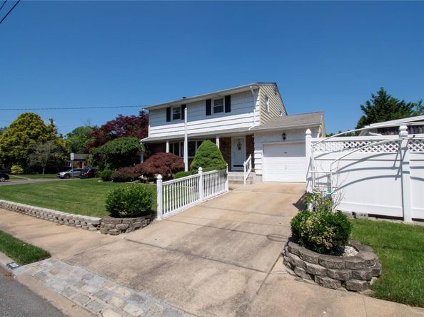 2083 Elm Place, Merrick NY 11566