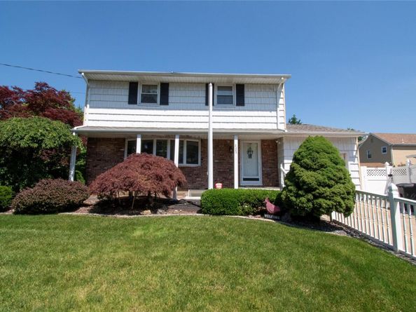2083 Elm Place, Merrick NY 11566
