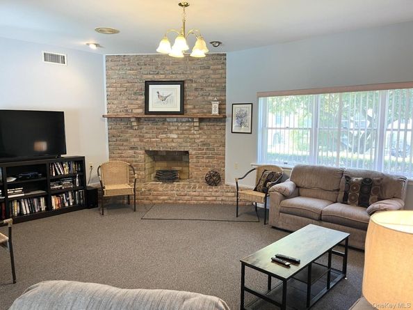 27 Primrose Lane, North Babylon NY 11703