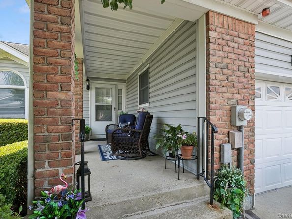 27 Primrose Lane, North Babylon NY 11703