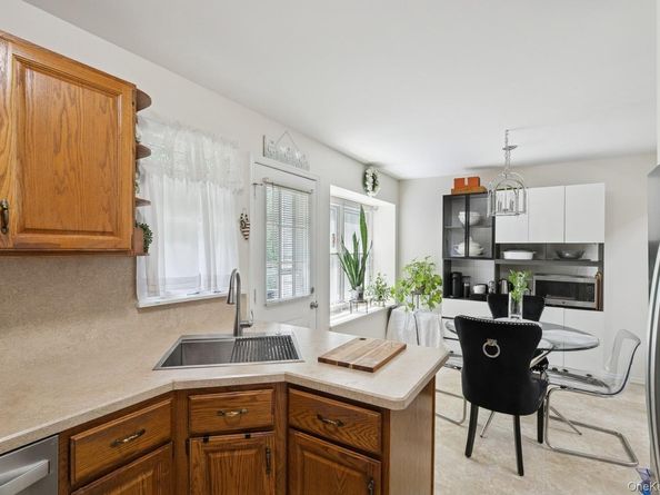 27 Primrose Lane, North Babylon NY 11703