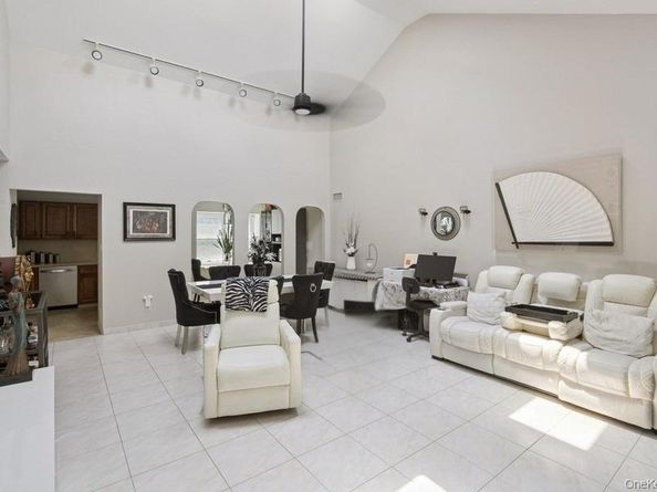 27 Primrose Lane, North Babylon NY 11703