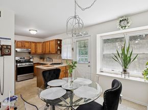 27 Primrose Lane, North Babylon NY 11703