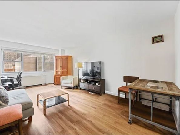 321 East 48th Street 9D, New York NY 10017