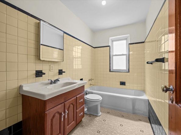 140 Van Cortlandt Park S, Bronx NY 10463