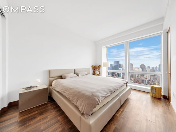 400 5th Avenue 42B, New York NY 10018