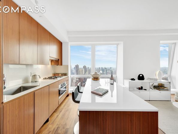 400 5th Avenue 42B, New York NY 10018