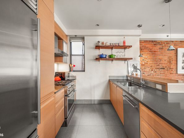 209 East 2nd Street 3, New York NY 10009