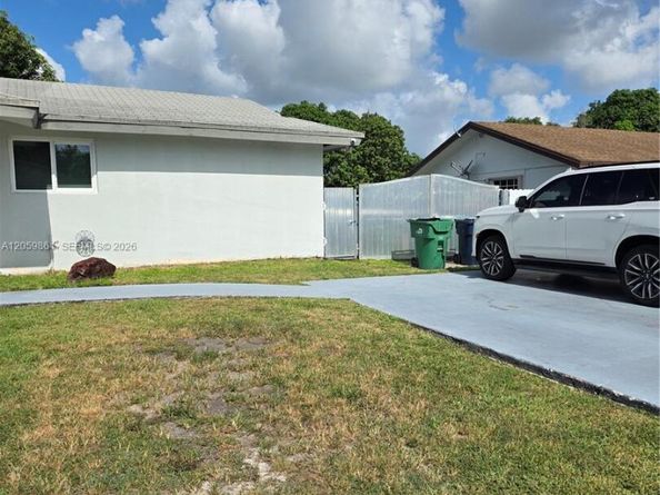 16884 SW 109th Ct, Miami FL 33157