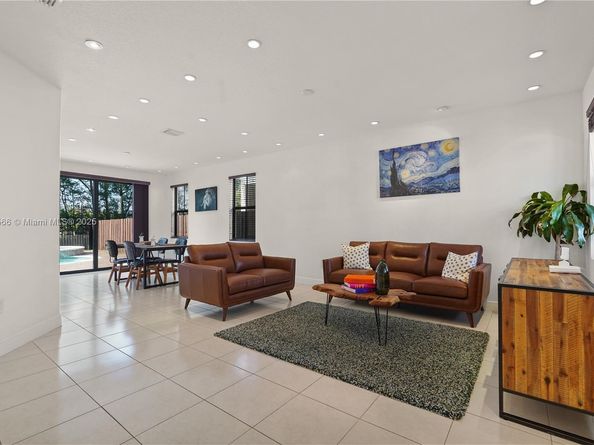 10371 NW 10th St, Miami FL 33172