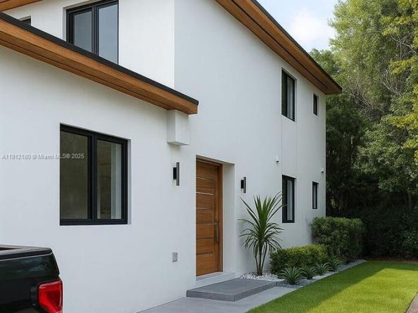 742 NW 70th St, Miami FL 33150