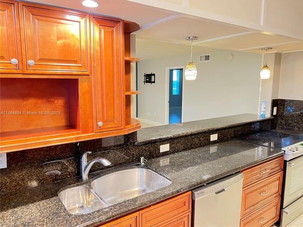 6800 Cypress Rd 101, Plantation FL 33317