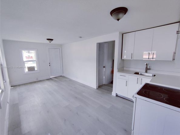 2103 NW 57th St, Miami FL 33142