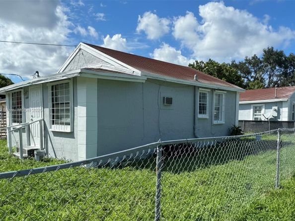 2103 NW 57th St, Miami FL 33142