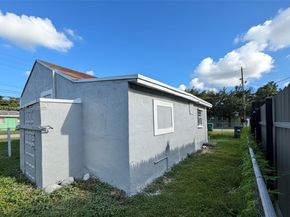 2103 NW 57th St, Miami FL 33142