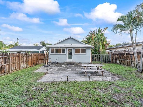 660 NE 32nd St, Oakland Park FL 33334