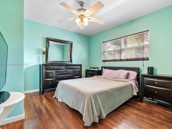 660 NE 32nd St, Oakland Park FL 33334