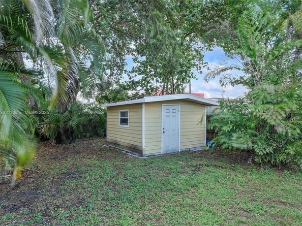 660 NE 32nd St, Oakland Park FL 33334