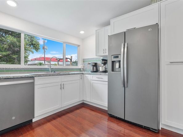660 NE 32nd St, Oakland Park FL 33334