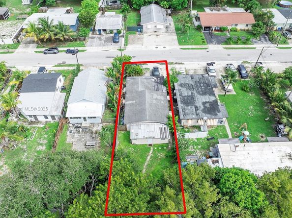 660 NE 32nd St, Oakland Park FL 33334