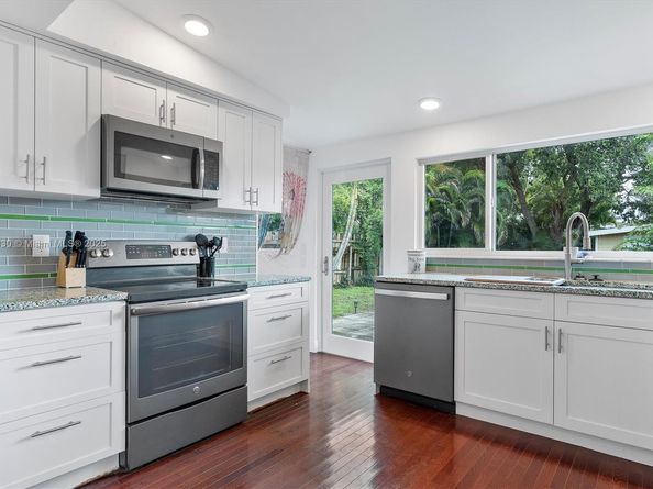 660 NE 32nd St, Oakland Park FL 33334