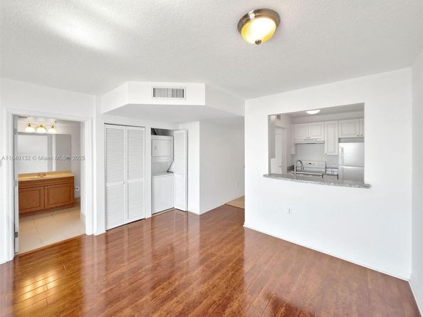 900 SW 8th St 1510, Miami FL 33130