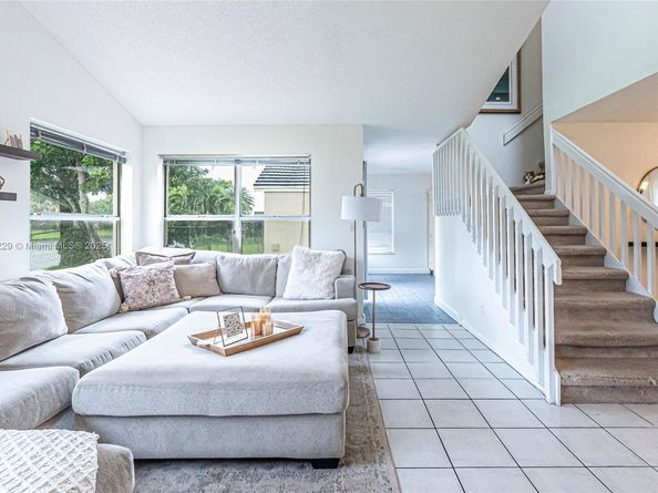2913 Myrtle Oak Cir, Davie FL 33328