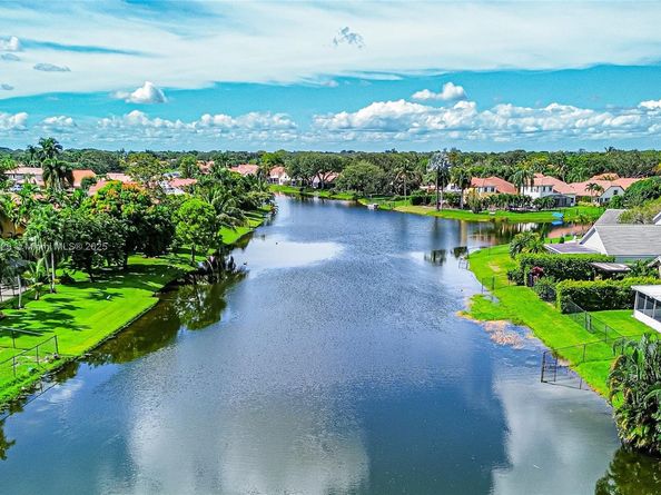 2913 Myrtle Oak Cir, Davie FL 33328