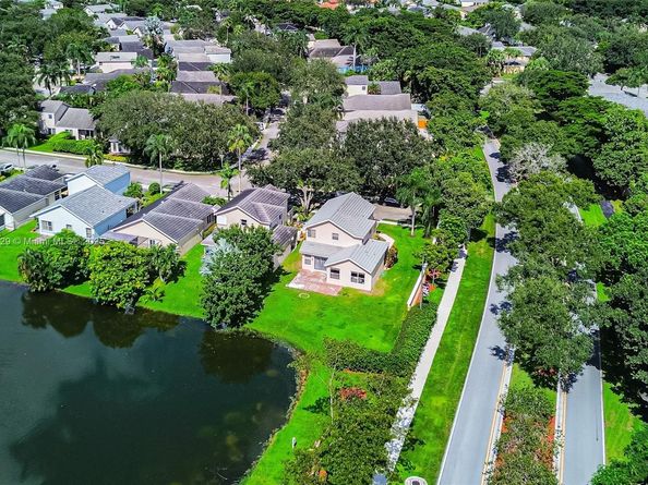 2913 Myrtle Oak Cir, Davie FL 33328