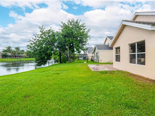 2913 Myrtle Oak Cir, Davie FL 33328