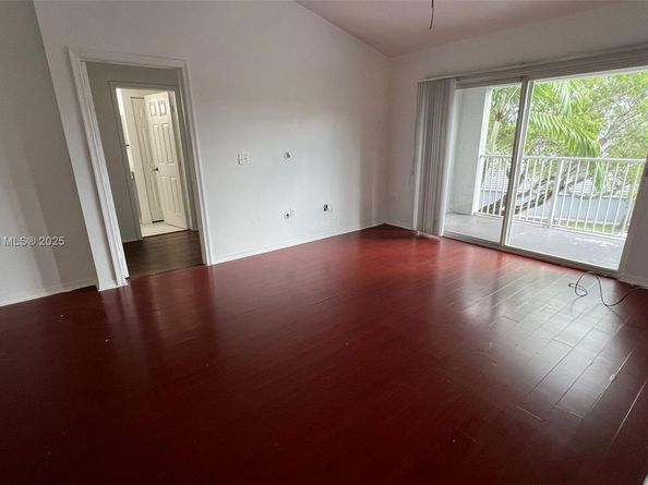 711 SW 111th Way 301, Pembroke Pines FL 33025