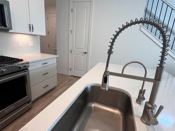 2814 Primrose Pl, Oakland Park FL 33309