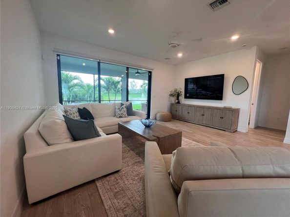 2814 Primrose Pl, Oakland Park FL 33309