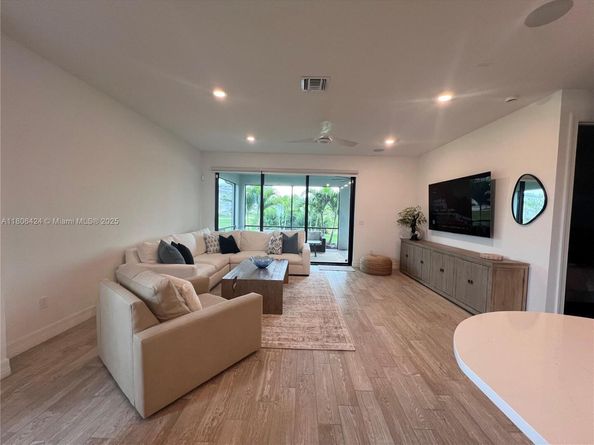 2814 Primrose Pl, Oakland Park FL 33309