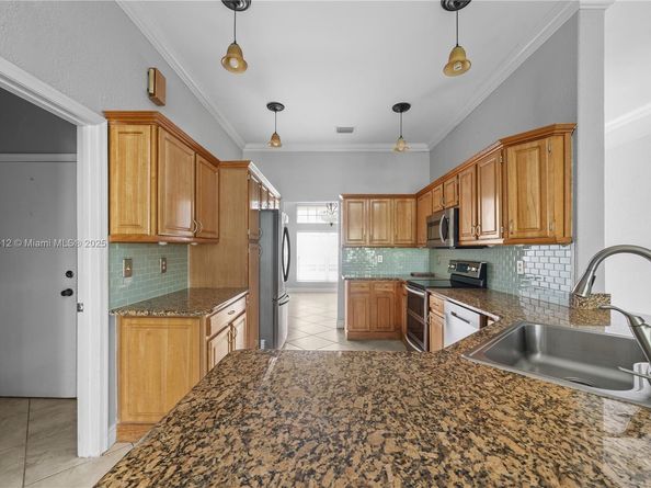 1154 NW 183rd Ter, Pembroke Pines FL 33029