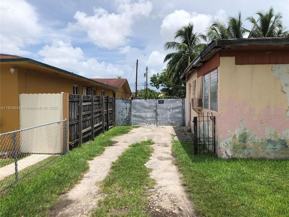 7415 SW 23rd St, Miami FL 33155