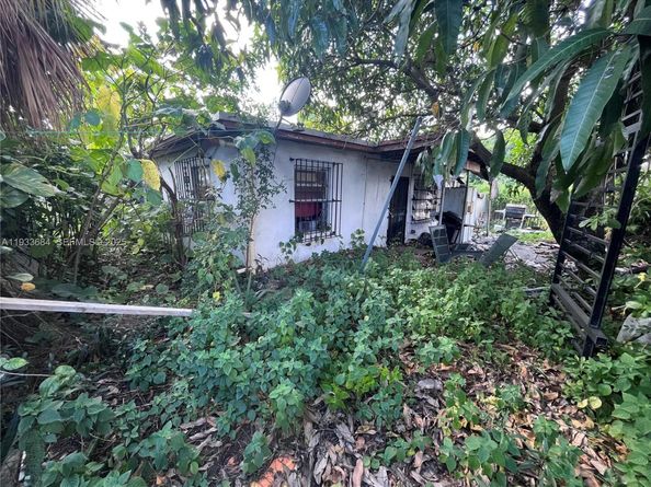 3271 NW 102nd St, Miami FL 33147