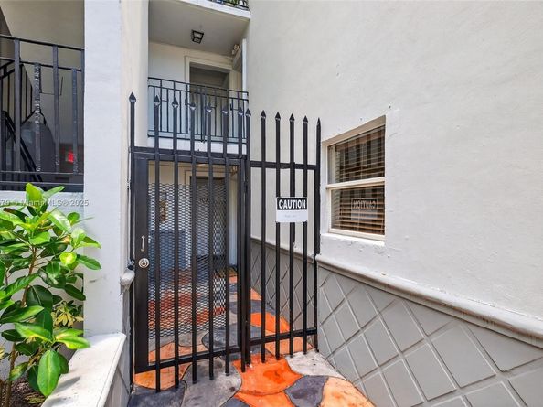 444 SW 4th St 105, Miami FL 33130