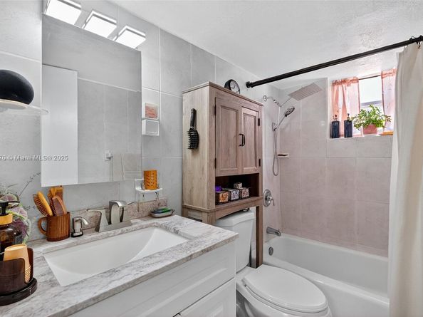 444 SW 4th St 105, Miami FL 33130